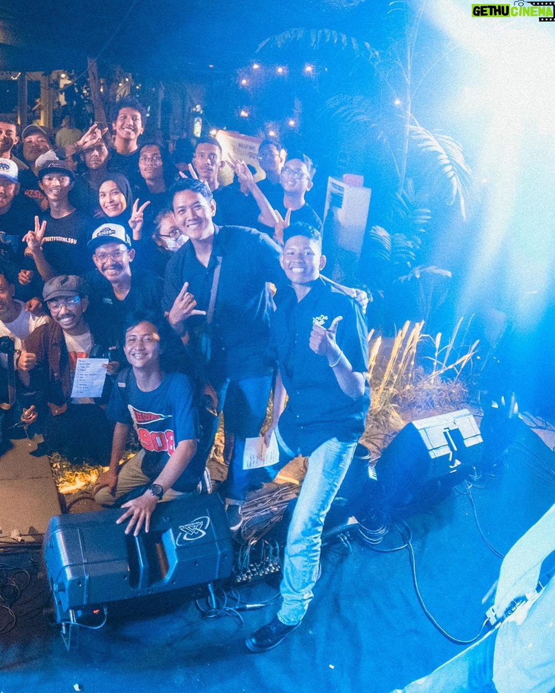 Danilla Riyadi Instagram - Surabaya selalu berkesan.. Seperti semalam, akhirnya setelah sekian lama (mungkin terakhir saat Tour Pop Seblay 2022) tidak berkunjung ke Surabaya, saya bisa kembali singgah dan menyapa Penelisik Surabaya dalam situasi yang intim dan hangat. Dan bener aja, rindunya terbayar dengan sambutan hangat dan lantunan suara dari kalian yang ikut bernyanyi sepanjang waktu kita kencan kemarin. Terima kasih Surabaya, semoga kita bisa segera berjumpa dalam pertemuan hangat selanjutnya š Foto oleh @rizky.nawan Buro Bars & Garden Pandora