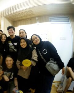 Danilla Riyadi Instagram - Sedikit gambar kondisi backstage sebelum dan sesudah showcase, kalian bisa saksikam betapa excited kita di kedua moment tersebut. Photo by @anandasurio