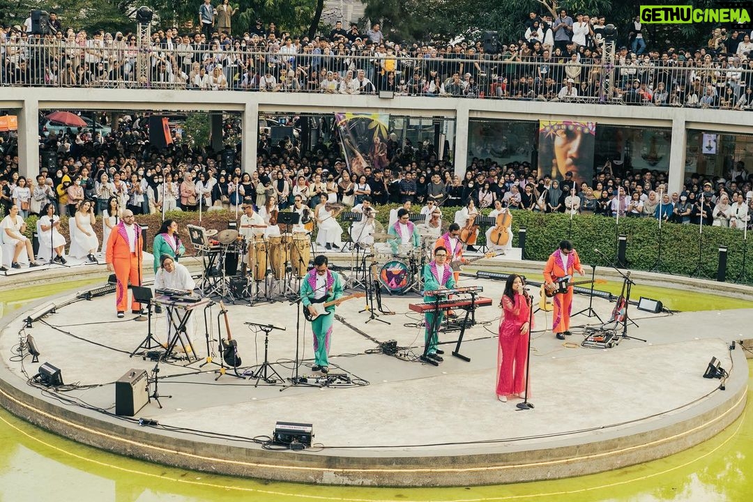 Danilla Riyadi Instagram - Selamat malam, terima kasih atas partisipasi dan apresiasi kalian semua; teman-temanku, saudara-saudaraku, pengisi acara, serta tim yang bertugas. Menyempatkan waktu untuk sejenak ada di dalam showcase ini. Kehadiran kalian semua kan selalu menjadi sejarah dalam perjalanan musik saya, kalian pernah hadir dan membangkitkan semangat kami semua. Tim Kesuksesan Danilla, sampai mati ku kan berdarah untukmu! Sekali lagi terima kasih, dan jangan buang sampah sembarangan π. Photo by @rakasyah.reza