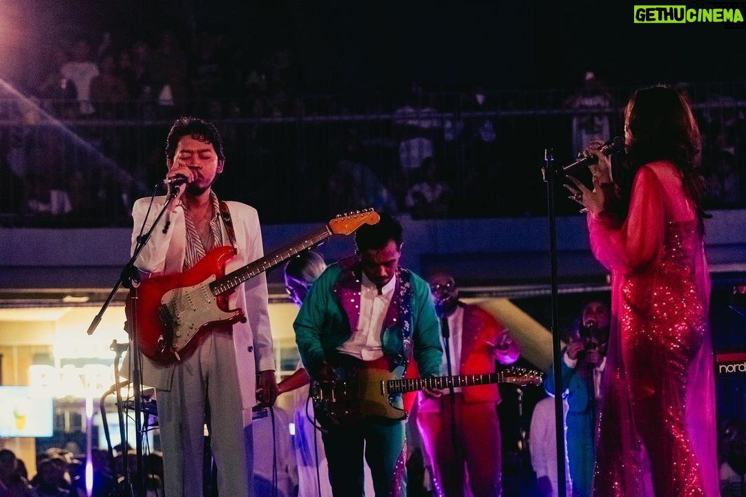 Danilla Riyadi Instagram - Selamat malam, terima kasih atas partisipasi dan apresiasi kalian semua; teman-temanku, saudara-saudaraku, pengisi acara, serta tim yang bertugas. Menyempatkan waktu untuk sejenak ada di dalam showcase ini. Kehadiran kalian semua kan selalu menjadi sejarah dalam perjalanan musik saya, kalian pernah hadir dan membangkitkan semangat kami semua. Tim Kesuksesan Danilla, sampai mati ku kan berdarah untukmu! Sekali lagi terima kasih, dan jangan buang sampah sembarangan π. Photo by @rakasyah.reza