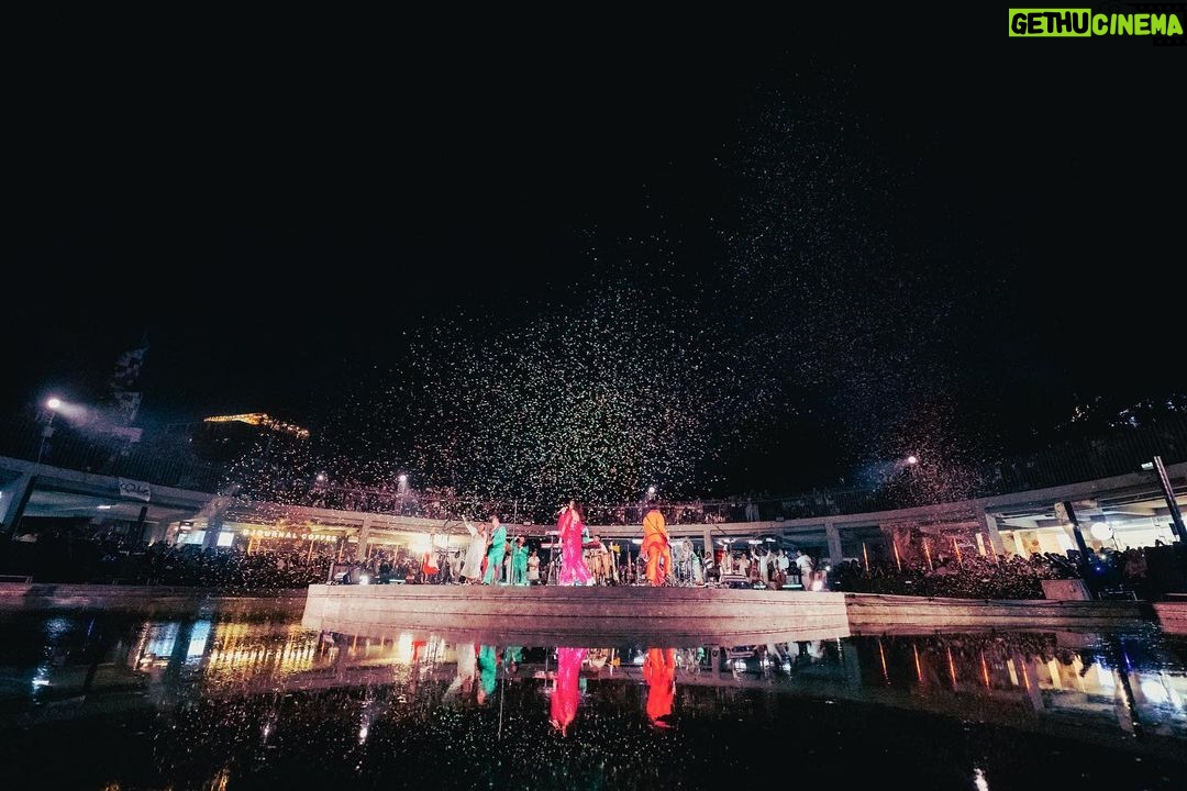Danilla Riyadi Instagram - Selamat malam, terima kasih atas partisipasi dan apresiasi kalian semua; teman-temanku, saudara-saudaraku, pengisi acara, serta tim yang bertugas. Menyempatkan waktu untuk sejenak ada di dalam showcase ini. Kehadiran kalian semua kan selalu menjadi sejarah dalam perjalanan musik saya, kalian pernah hadir dan membangkitkan semangat kami semua. Tim Kesuksesan Danilla, sampai mati ku kan berdarah untukmu! Sekali lagi terima kasih, dan jangan buang sampah sembarangan π. Photo by @rakasyah.reza
