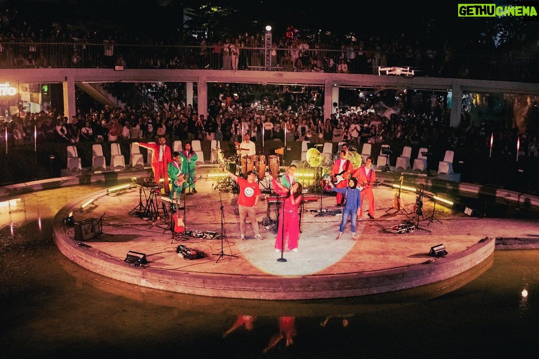Danilla Riyadi Instagram - Selamat malam, terima kasih atas partisipasi dan apresiasi kalian semua; teman-temanku, saudara-saudaraku, pengisi acara, serta tim yang bertugas. Menyempatkan waktu untuk sejenak ada di dalam showcase ini. Kehadiran kalian semua kan selalu menjadi sejarah dalam perjalanan musik saya, kalian pernah hadir dan membangkitkan semangat kami semua. Tim Kesuksesan Danilla, sampai mati ku kan berdarah untukmu! Sekali lagi terima kasih, dan jangan buang sampah sembarangan π. Photo by @rakasyah.reza