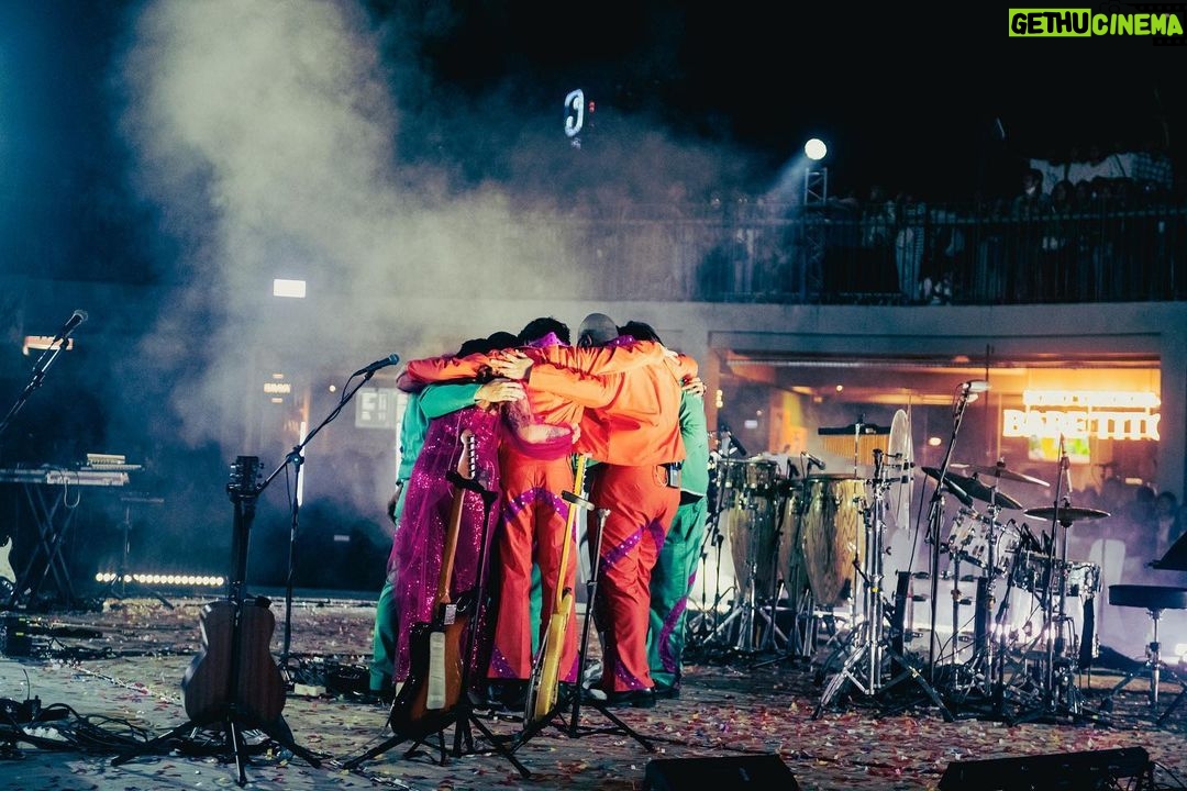 Danilla Riyadi Instagram - Selamat malam, terima kasih atas partisipasi dan apresiasi kalian semua; teman-temanku, saudara-saudaraku, pengisi acara, serta tim yang bertugas. Menyempatkan waktu untuk sejenak ada di dalam showcase ini. Kehadiran kalian semua kan selalu menjadi sejarah dalam perjalanan musik saya, kalian pernah hadir dan membangkitkan semangat kami semua. Tim Kesuksesan Danilla, sampai mati ku kan berdarah untukmu! Sekali lagi terima kasih, dan jangan buang sampah sembarangan π. Photo by @rakasyah.reza