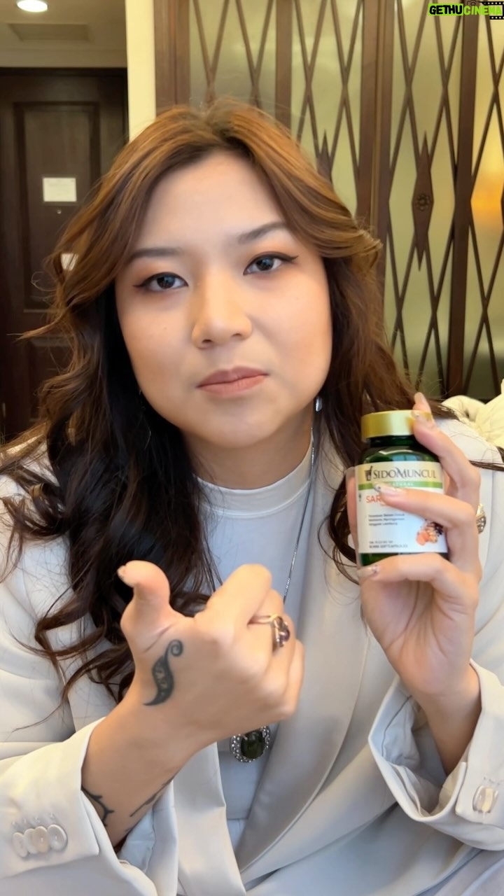 Danilla Riyadi Instagram - Nah buat yang penasaran suplemen apa yang biasanya gw minum dan selalu gw bawa tiap mau manggung, gw biasa minum Sido Muncul Sari Kunyit Plus! Karena ini bagus buat kesehatan lambung dan liver, mengingat kalau manggung apalagi di luar kota kadang susah banget untuk dapet makanan yang proper dan jam tidur yang cukup. Jadi ini selalu menjadi andalan gw! #YourNaturalUpgrade #GoodHealthBetterLife #SidoMunculNatural #SariKunyitPlus