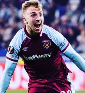Danny Dyer Instagram - @jarrodbowen is on fire….and he’s….cuddling me daughter or something.  So proud. What a fucking night.  Love to all the West Ham family. ⚒⚒⚒⚒