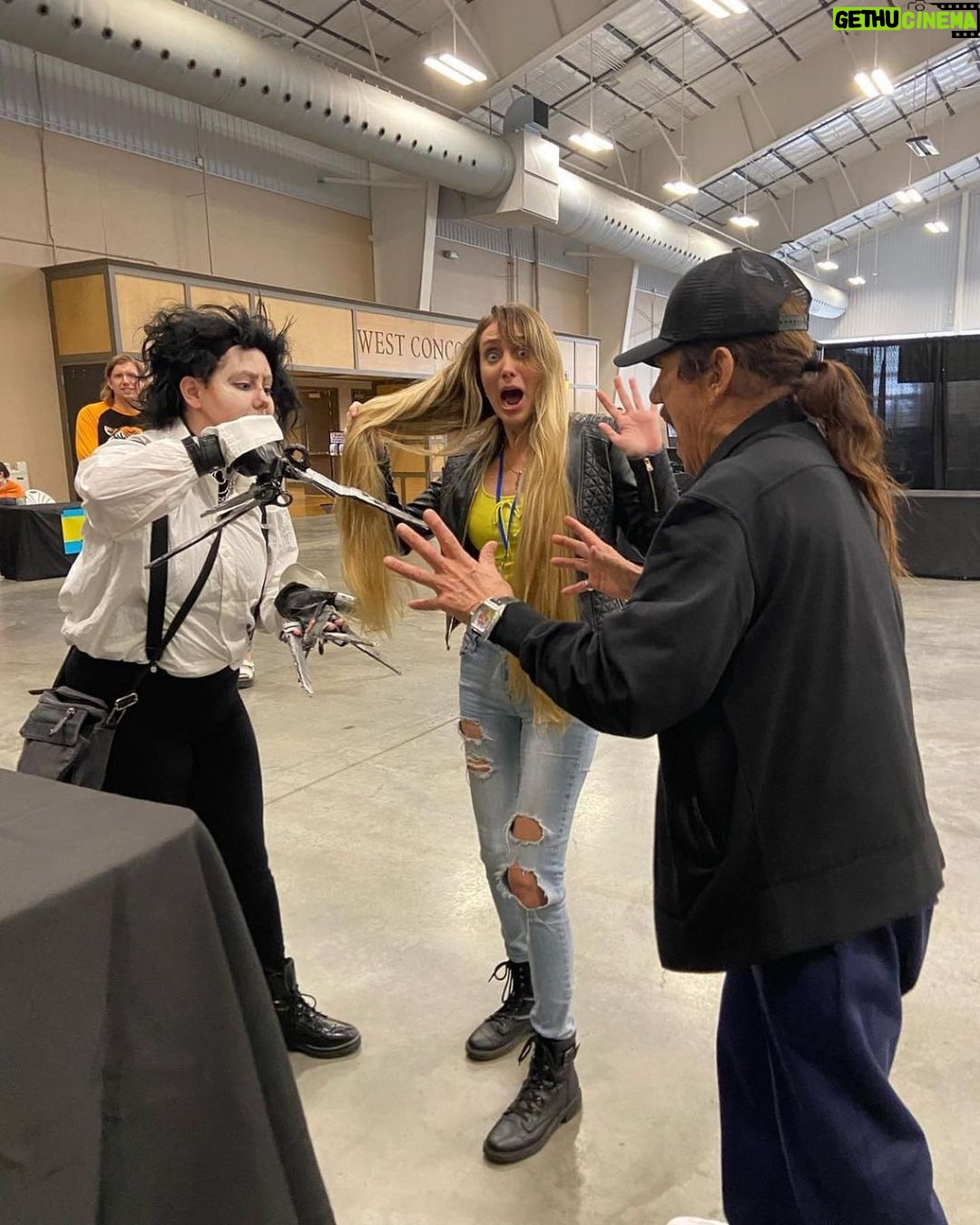 Danny Trejo Instagram - π Edward that's too short! Thank you Nashville and @musiccitymulticon for a terrific weekend, can't wait to come back again! #musiccitymulticon #comiccon #nashville #dannytrejo #machete #edwardscissorhands