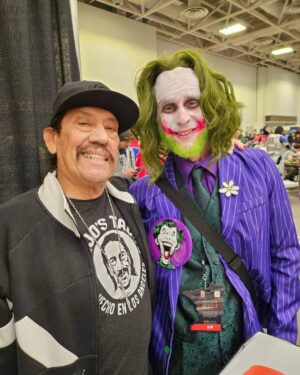 Danny Trejo Instagram - My two assistants ha ha they got my back! @twincitiescon

#twincitiescon #batman #superman #dannytrejo