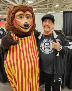 Danny Trejo Instagram - My two assistants ha ha they got my back! @twincitiescon

#twincitiescon #batman #superman #dannytrejo