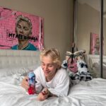 Danya Milokhin Instagram – Как бы я не любил зиму и каток 🧊 Летом мне бесконечно охото кататься на самокате и роликах)
Чуваки, может продлим лето? Участвуйте в челлендже от @fresh_bar в VK клипах и выигрывайте сертификаты с баблом на онлайн-шоппинг 😍
