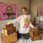 Danya Milokhin Instagram - Чуваки и чувихи!!! Тут супер распродажа в @yandex.market Короооочееее! С 9 по 11 ноября на Маркете большое количество товаров со скидками до 70% Го заказывать вместе!