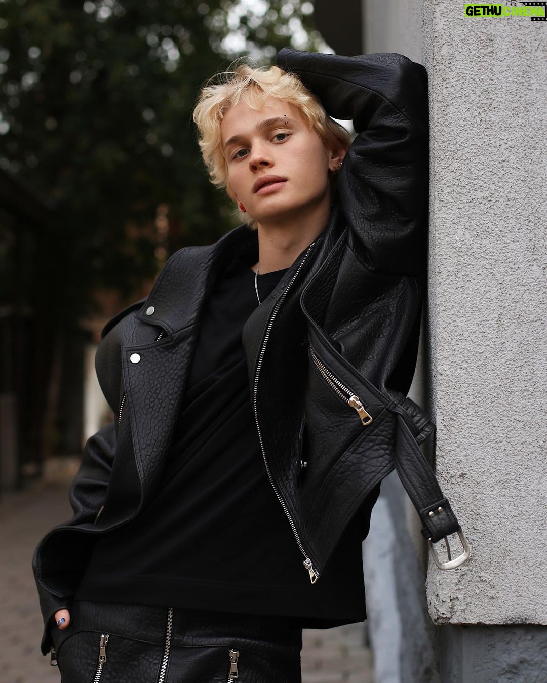 Danya Milokhin Instagram - 🥰🥰🥰 Фотограф @pavelshelkovnikov Стиль @irinaplatonycheva
