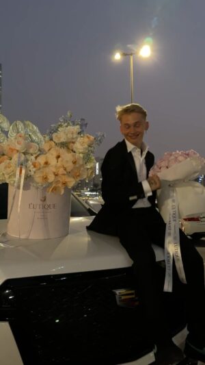 Danya Milokhin Instagram - Подарю тебе все цветы из @lutique.dubai 🥰🥰🥰