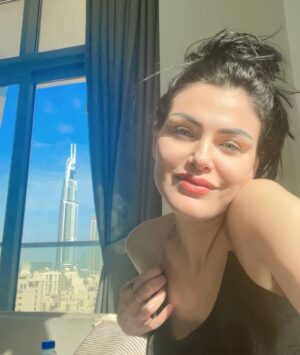 Dareen Haddad Instagram - Vitamin D from Uae ❤️🇦🇪🧿
#dxb #uae #homesweethome #celebritystyle #morningvibes #vitaminad #withoutmakeup #justwokeup #دارين_حداد