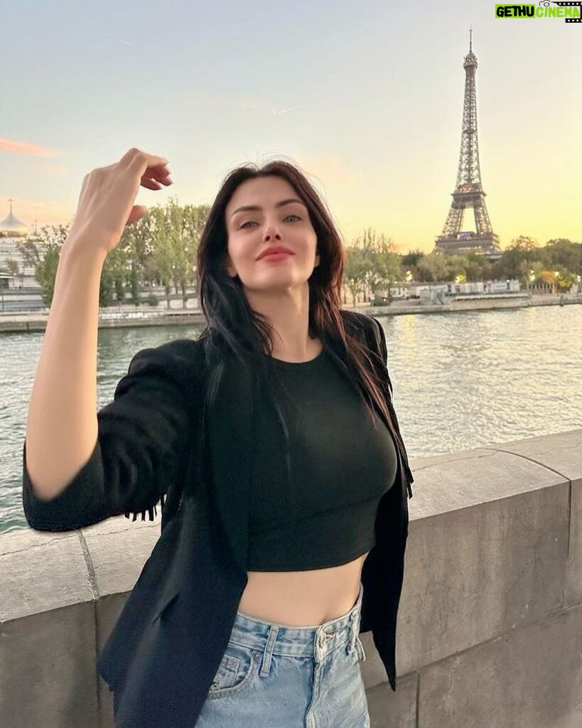Dareen Haddad Instagram - C’est Paris 💖 #privatlife #paris #tourifelle #love #picbylove❤️ #picoftheday Eiffel Tower, Paris, France