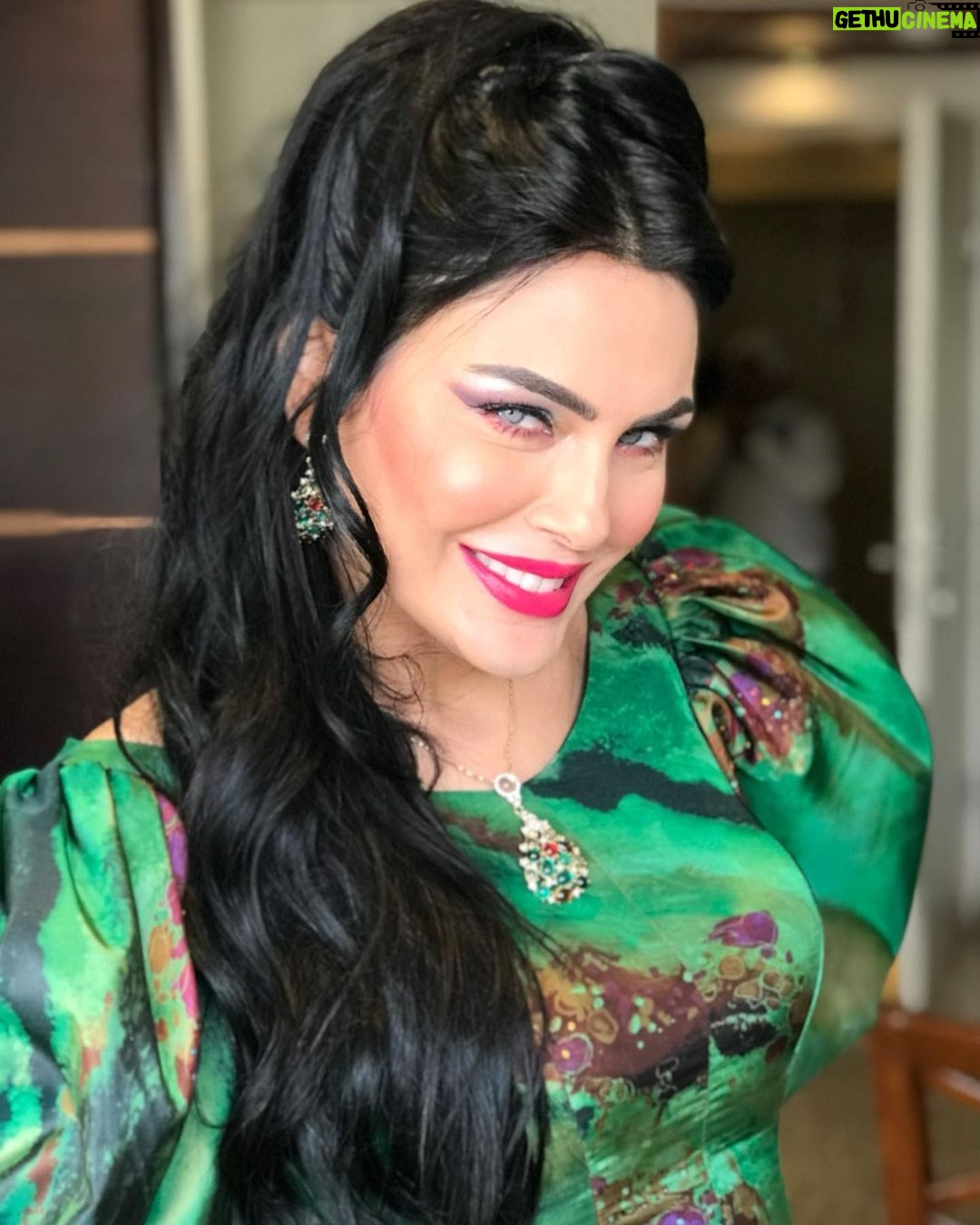 Dareen Haddad Instagram - The eighties ๐ฝ๐๐บ๐๐๐๐๐ Makeup & Style 80โs ููููู ู
ู ู
ุณูุณู ุณุชุงุช ุจูุช ุงูู
ุนุงุฏู ุนูู @shahid.vod #ุณุชุงุช_ุจูุช_ุงูู
ุนุงุฏู #theeighties #ุฏุงุฑูู_ุญุฏุงุฏ #celebritystyle