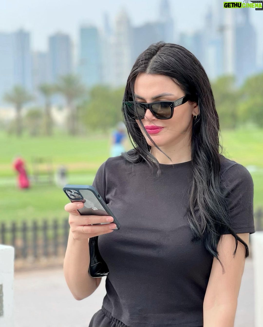 Dareen Haddad Instagram - Black 😎 #dubai Address Montgomerie