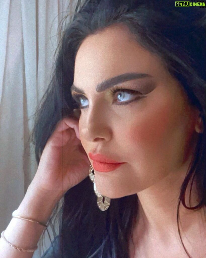 Dareen Haddad Instagram - The eighties 📽🎞📺🎄🎄🎄🎄🎄 Makeup & Style 80’s نيللي من مسلسل ستات بيت المعادي على @shahid.vod #ستات_بيت_المعادي #theeighties #دارين_حداد #celebritystyle