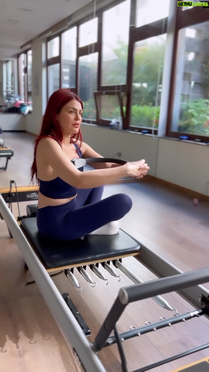 Dareen Haddad Instagram - Pilates DAY 💙💪🏻 Coach @pilates_with_heba ❤️😘 #pilates #pilatesday #goodvibes #withoutmakeup #redhair #دارين_حداد