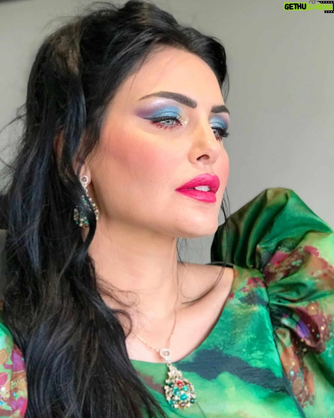 Dareen Haddad Instagram - The eighties ๐ฝ๐๐บ๐๐๐๐๐ Makeup & Style 80โs ููููู ู
ู ู
ุณูุณู ุณุชุงุช ุจูุช ุงูู
ุนุงุฏู ุนูู @shahid.vod #ุณุชุงุช_ุจูุช_ุงูู
ุนุงุฏู #theeighties #ุฏุงุฑูู_ุญุฏุงุฏ #celebritystyle