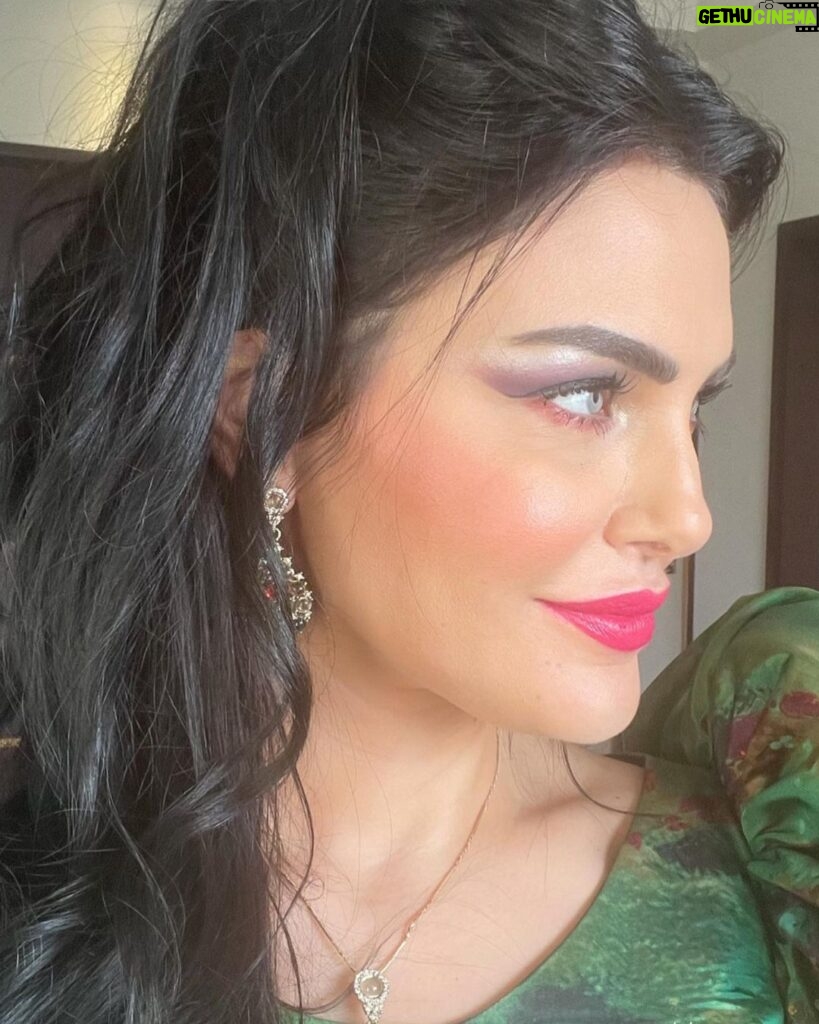 Dareen Haddad Instagram - The eighties 📽🎞📺🎄🎄🎄🎄🎄 Makeup & Style 80’s نيللي من مسلسل ستات بيت المعادي على @shahid.vod #ستات_بيت_المعادي #theeighties #دارين_حداد #celebritystyle
