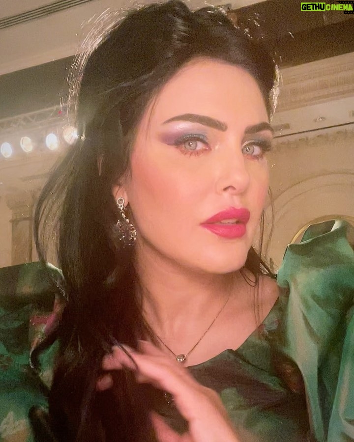 Dareen Haddad Instagram - The eighties ๐ฝ๐๐บ๐๐๐๐๐ Makeup & Style 80โs ููููู ู
ู ู
ุณูุณู ุณุชุงุช ุจูุช ุงูู
ุนุงุฏู ุนูู @shahid.vod #ุณุชุงุช_ุจูุช_ุงูู
ุนุงุฏู #theeighties #ุฏุงุฑูู_ุญุฏุงุฏ #celebritystyle