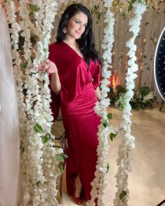 Dareen Haddad Instagram - About last night..👰🏻‍♀️🥂 More of this look, I'm in love with my style and my adorable friends ❤️🧿 فرح جميل باصحابه عقبالكم 🎉 Special thanks for @paulafashionhouse @amsol.showroom ❤️ Hair @muhamadalajaan Makeup @dareen_haddad 😉 Pictures by mobile @eslamgamalahmed 😂❤️👏👏 #weddingflowers #friendsforever #celebritystyle #دارين_حداد Fairmont Nile City - Cairo