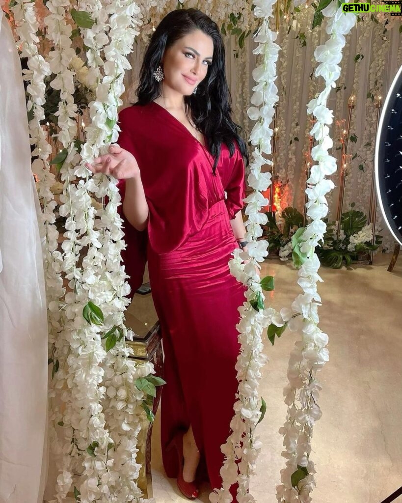 Dareen Haddad Instagram - About last night..👰🏻‍♀️🥂 More of this look, I'm in love with my style and my adorable friends ❤️🧿 فرح جميل باصحابه عقبالكم 🎉 Special thanks for @paulafashionhouse @amsol.showroom ❤️ Hair @muhamadalajaan Makeup @dareen_haddad 😉 Pictures by mobile @eslamgamalahmed 😂❤️👏👏 #weddingflowers #friendsforever #celebritystyle #دارين_حداد Fairmont Nile City - Cairo