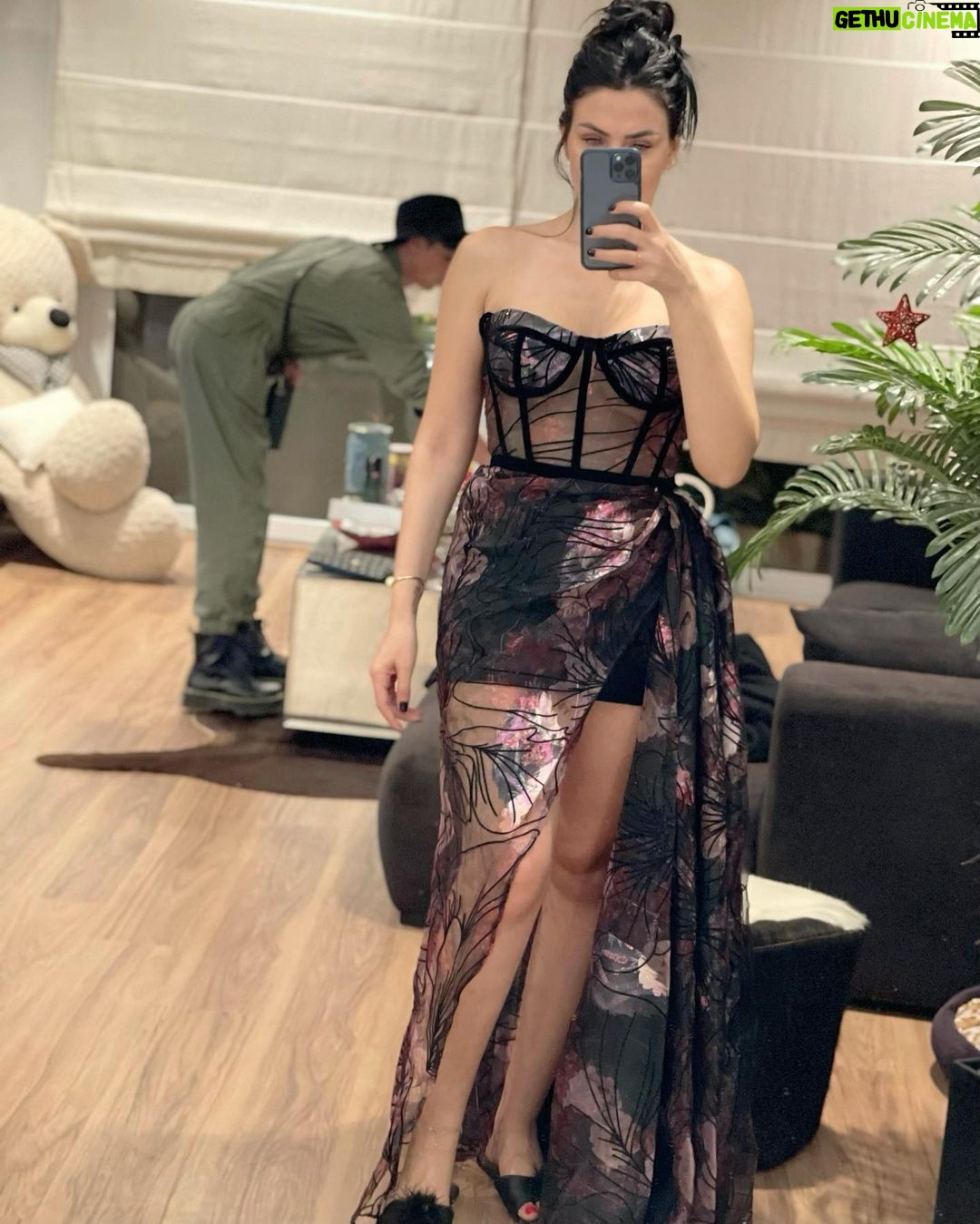 Dareen Haddad Instagram - Cozy cozy 🤦🏻♀️😂🤫 @ahmedlabeeb1 #homesweethome #fashion #style #fashiondesigner #withoutmakeup #gff21 𝙃𝙊𝙈𝙀
