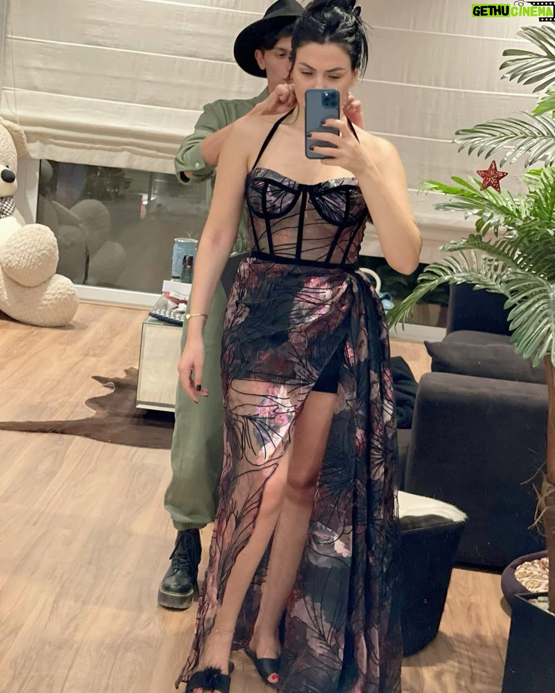 Dareen Haddad Instagram - Cozy cozy 🤦🏻♀️😂🤫 @ahmedlabeeb1 #homesweethome #fashion #style #fashiondesigner #withoutmakeup #gff21 𝙃𝙊𝙈𝙀