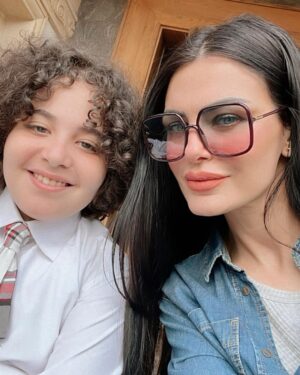 Dareen Haddad Instagram - ❤️راندا وابنها ميرو  من فيلم جروب الماميز 
اخراج /أ @amro_saladin 
@adam_anwar09 
Big thanks for my teamwork
 @sama.elropy_makeup_artist_ 
@eyad_ramzy_mua 

#دارين_حداد #جروب_الماميز #فيلم