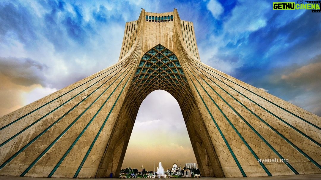 Dariush Eghbali Instagram - زندگی حضور میخواهد و حضور حق ماست، حضور ما فقط در لحظهها جاریست. ما مدیون خود هستیم که لحظهها را از همین حالا با هم بسازیم. گذشتهها را گذراندیم، وعده آینده را به هیچ یک از ما هدیه ندادهاند، تنها زمان حال در اختیار ماست و راز بقای ما در تغییر و پروانه شدن است. بهارانه بیاندیشیم و بهارانه با هم پوست بیاندازیم @ayenehfoundation #نوروز #نوروز۱۴۰۱ #همبستگی #داریوش_اقبالی