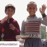 Dariush Eghbali Instagram - دوازده ژوئن مصادف با ۲۲ خرداد: روز جهانی مبارزه با کار کودک سالانه میلیون‌ها کودک در این دنیای خاکی به جای کودکی کردن، رویاپردازی، تحصیل و تفریح مجبورند مشغول کارهای سخت و خطرناک شوند. دوازه ژوئن مطابق با ۲۳ خرداد، روز جهانی مبارزه با کار کودکان، روزی است برای مبارزه با نقض حقوق این کودکان محروم و زخمدار. متأسفانه آمار این قربانیان در سرزمین ما رو به رشد است چرا که مثل چندی دیگر از ممالک جهان، قوانین پیمان نامه حقوق کودک توسط دولت رعایت نمیشود. کودکان آینده سازان سرزمین ما هستند، بیاییم با هم و به یاری هم این قربانیان کوچک را نادیده نگیریم و برای دنیایی بهتر برای آنها سهمی داشته باشیم. به تکرار غم نیما آهنگ و تنظیم: عبدی یمینی شعر: شهریار دادور www.Ayeneh.org www.AyenehMedia.org