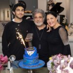Dariush Eghbali Instagram - زندگی، پنجره‌ای باز به دنیای وجود! تا که این پنجره باز است، جهانی با ماست دوستان عزیزم، متشکرم که در زادروزم به یادم بودید. متاسفانه روزهایمان پر از وقایع بد، غم‌انگیز و نگران‌کننده شده است. اما نباید ناامید شد، نباید تسلیم شد. باید با ناملایمات با صبوری، بینش و سرسختی مواجه شد، باید رو به جلو رفت و فرداهای بهتر ساخت. در آغاز هشتمین دهه زندگی‌ام، هر کدام از پیام‌های پر مهر شما دلیلی شد که امیدوار باشم هنوز آینده‌ای طولانی و فرصت‌هایی مفید پیش رو دارم. تا آخرین نفس، تک تک ما فرصت‌های مفید برای رشد و بهتر شدن، رویش و پویش داریم. از فرصت‌های باقیمانده استفاده کنیم. باز هم از شما عزیزان ممنونم. داریوش