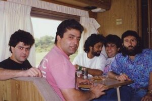 Dariush Eghbali Instagram - ...رفیقان یک به یک رفتند

مشیت عزیزم، همراه و همسفر سالهای دور تا نزدیکم…. یادت گرامی و سفر همیشگی‌ات خوش.