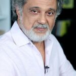 Dariush Eghbali Instagram - روز جهانی آزادی قلم و مطبوعات چون زبان در عشق تو بر هیچ نیست لب فرو بستم قلم کردم زبان بر سینه ی کاغذها از قلم خالقان زیبایی و مفهوم اینچنین میخوانیم: «اشک ها واژه‌هایی هستند در انتظار نوشته شدن، یا چیزی بنویس که ارزش خوانده شدن داشته باشد، یا کاری انجام بده که ارزش نوشتن داشته باشد، بدون کلمات، بدون نوشتن و بدون کتابها هیچ تاریخی و هیچ مفهومی از انسانیت وجود نخواهد داشت، اگر کتابی هست که میخواهی بخوانی ولی هنوز نوشته نشده آن را بنویس.» . آنجا که قلم ها آزاد میرقصند، حقیقت لبخند میزند، دروغ میترسد. باشد که کاغذهای پربار از رقص آزاد قلم ها میراث و یادگار ما به آیندگان باشد Telegram.me/AyenehFoundation Instagram.com/AyenehFoundation Facebook.com/AyenehFoundation Twitter.com/ayenehdariush DariushEghbali.com Behboudichat.com Ayeneh.org AyenehMedia.org Youtube.com/TheAyenehFoundation Dariush2000.com Instagram.com/Deghbali Facebook.com/Dariush2000