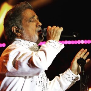 Dariush Eghbali Instagram - ‎می‌روم دل‌مُردگی‌ها را ز سر بیرون کنم
‎…گر فلک با من نسازد، چرخ را وارون کنم