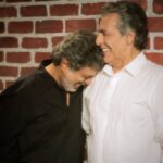 Dariush Eghbali Instagram - . فرامرز عزیزم، تو‌ همواره از عشق گفته‌ای، عاشقانه زندگی کرده‌ای و به اطرافیانت، مردمت و وطنت عشق بی پایان داده‌ای. در فصل پیش رویت، در فکر و قلب من هستی و برایت بهترین آرزوها را دارم. نزدیکان، دوستان و دوستداران بی شمار تو، مثل من، برای بهبودی کامل و بازگشتت به لبخند، ترانه و آواز روزشماری میکنیم.