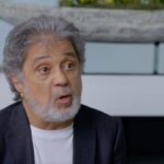 Dariush Eghbali Instagram - ‫.‬ ‎طی چند روز گذشته متوجه شدم بخشی از دکلمه «آزادی» که ۱۰ سال پیش اجرا و منتشر کرده بودم، و اخیرا دوباره به اشتراک گذاشتم، باعث رنجش برخی از هموطنانم شده است. این بخش روح‌الله خمینی را بعنوان «پیرمردی سیاه پوش با ریش سفید و عبای سیاه، با لهجه ای غریب و فرهنگی عرب و چشمانی سرد» توصیف میکند‫.‬ ‎زمانی که این بخش را دکلمه میکردم، به یاد پاسخِ «هیچ» او در رابطه با احساسش از بازگشت به ایران افتادم که تنها یک بیگانه، یک بی تفاوت نسبت به آینده‌ی ایران، چنین پاسخی میدهد. بر این باورم که این بخش از دکلمه اشاره به فرهنگ هموطنان ِ عرب‌تبارمان نمیکند، بلکه اشاره به تهاجم و چیره شدن بیگانگان ِ بی تفاوت به آینده ایران میکند، چه عرب، چه اروپایی، چه آمریکایی و چه ایرانی بی‌تفاوت به آینده‌ی ایران. برداشت من از این بخش چنین است، با این حال اگر هموطنانی برداشتی غیر از این کرده اند و خاطرشان مکدر شده است، عذر میخواهم‫.‬ ‎فراتر از تفاوت‌های فرهنگی و عقیدتی، همه ما زیر چتر ایران هستیم، همه در آزادی فردای ایران نقش داریم و همه در ایرانِ آزادِ فردا به یک میزان سهیم هستیم‫.‬ #همبستگی #همبستگی_یعنی *این ویدیو بخشی از مصاحبه با پوریا زراعتی در اسفند ۱۴۰۰ ‪)‬مارس ۲۰۲۲) در رابطه با پیام همبستگی و چشم انداز آینده ایران بود. نسخه کامل این گفتگو را میتوانید در شبکه رسمی داریوش در یوتیوب ببینید. youtube.com/dariusheghbali