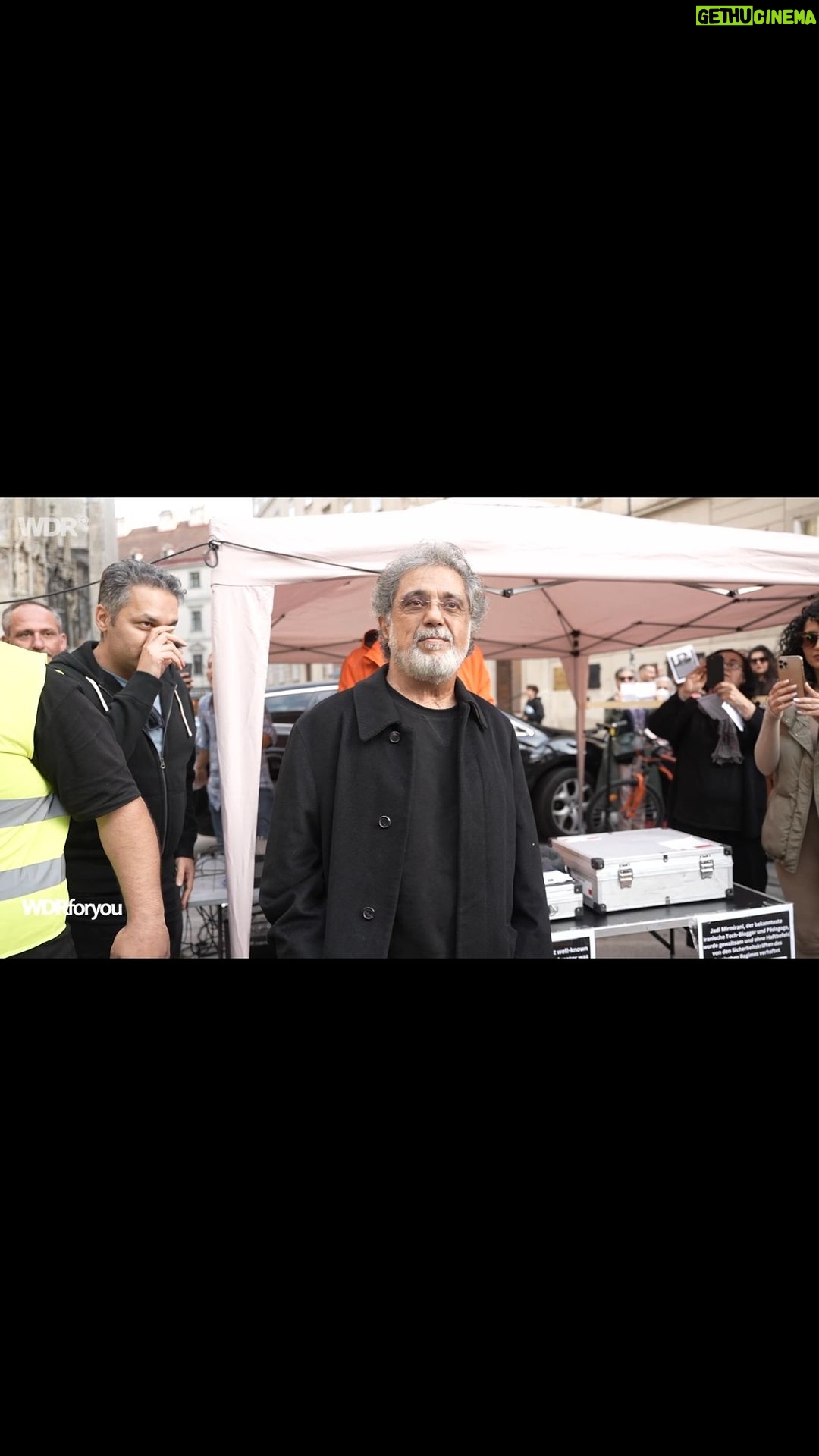 Dariush Eghbali Instagram - مردم ایران به دنبال حقوق خود و آزادی هستند. حضور در خیابانها و گردهماییها در کشورهای مختلف، و حمایت و کمک به رساندن پیام آزادیخواهانه مردم ایران به مردم و سران دیگر کشورهای جهان مهمترین کمکی است که از خارج نشینان برمیآید گفتگوی داریوش اقبالی با بامداد اسماعیلی در حاشیه تظاهرات در وین در رابطه با اعتراضات آزادیخواهانه مردم ایران @wdrforyou Vienna, Austria