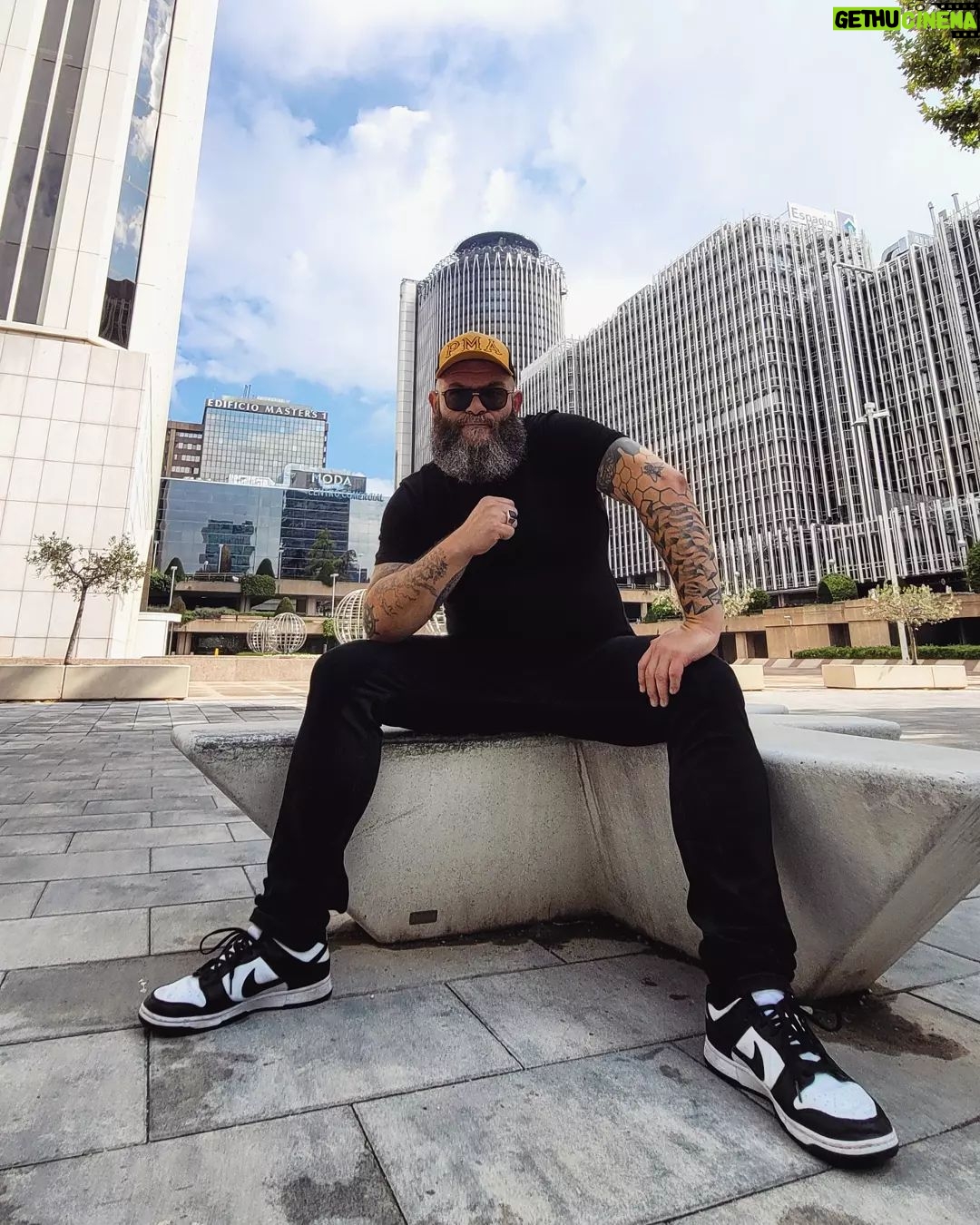 Darko Peric - 194.4K Likes - This is how my friend @guigurui sees me on Monday morning in Madrid!
#pma #urbanphotography