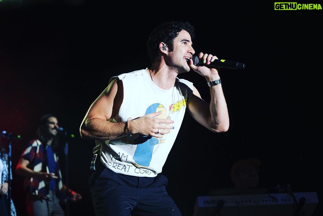 Darren Criss Instagram - my dear ๐ฒ๐ฝ you never cease to traer el fuego! muchas gracias a todos mis amigos! the show was totalmente chido ๐ค๐ thank you @ocesa @frontonmexico for bringing me back to CDMXโ ๐ธ pro shots : @liliestradamx ๐ฑbro shots : @dylansaunders @rockerrick Mexico City, Mexico