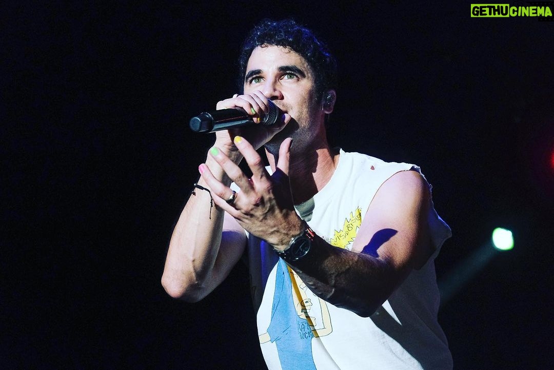 Darren Criss Instagram - my dear ๐ฒ๐ฝ you never cease to traer el fuego! muchas gracias a todos mis amigos! the show was totalmente chido ๐ค๐ thank you @ocesa @frontonmexico for bringing me back to CDMXโ ๐ธ pro shots : @liliestradamx ๐ฑbro shots : @dylansaunders @rockerrick Mexico City, Mexico