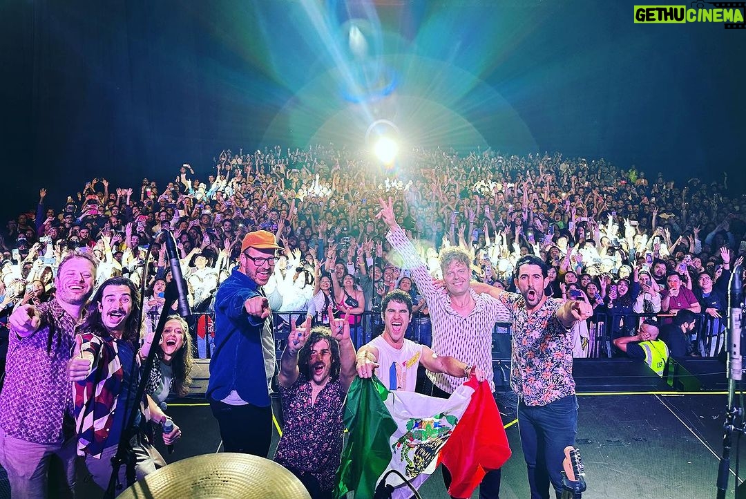 Darren Criss Instagram - my dear ๐ฒ๐ฝ you never cease to traer el fuego! muchas gracias a todos mis amigos! the show was totalmente chido ๐ค๐ thank you @ocesa @frontonmexico for bringing me back to CDMXโ ๐ธ pro shots : @liliestradamx ๐ฑbro shots : @dylansaunders @rockerrick Mexico City, Mexico
