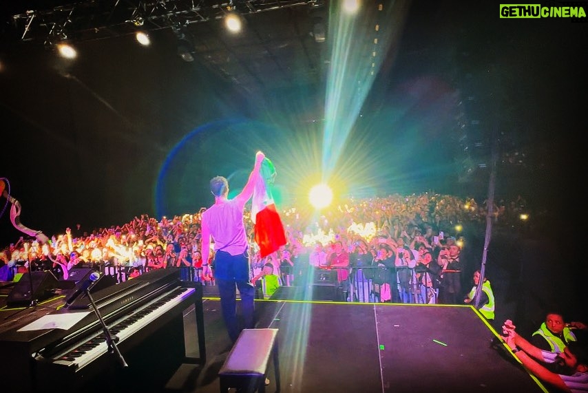 Darren Criss Instagram - my dear ๐ฒ๐ฝ you never cease to traer el fuego! muchas gracias a todos mis amigos! the show was totalmente chido ๐ค๐ thank you @ocesa @frontonmexico for bringing me back to CDMXโ ๐ธ pro shots : @liliestradamx ๐ฑbro shots : @dylansaunders @rockerrick Mexico City, Mexico