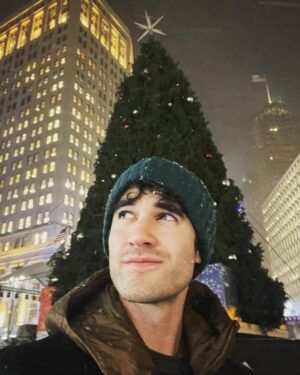 Darren Criss Instagram - it’s beginning to look a lot like 🎄

… it’s Crissmas time in the city: NYC, Morristown, Ridgefield, DC, Bethlehem, Huntington, Boston

🎅🏼 link to tix in bio🧑🏼‍🎄