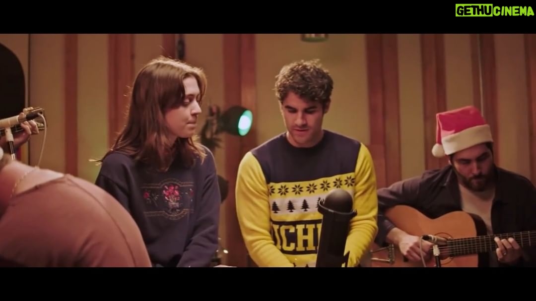 Darren Criss Instagram - Mapping out harmonies is fun. But getting to listen to Lizzy McAlpine totally dominate them is something else entirely. I think it could be best described as “Pure Christmas Joy.” Thank you for your light, @lizzymcalpine! (link in bio to watch full video)