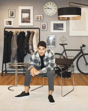 Darren Criss Instagram - ユニクロはすごいです ‼️ Check me celebrating #LifeWearDay @uniqlo with some timeless threads for the season. Stop by the @uniqlousa store on 5th Ave NYC to see the collection come to life. #Uniqlo2022FW #UniqloPartner