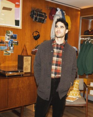 Darren Criss Instagram - ユニクロはすごいです ‼️ Check me celebrating #LifeWearDay @uniqlo with some timeless threads for the season. Stop by the @uniqlousa store on 5th Ave NYC to see the collection come to life. #Uniqlo2022FW #UniqloPartner