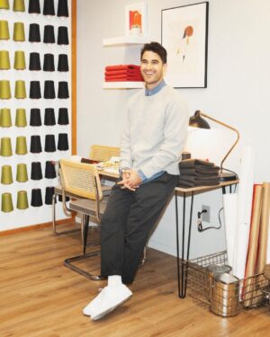 Darren Criss Instagram - ユニクロはすごいです ‼️ Check me celebrating #LifeWearDay @uniqlo with some timeless threads for the season. Stop by the @uniqlousa store on 5th Ave NYC to see the collection come to life. #Uniqlo2022FW #UniqloPartner