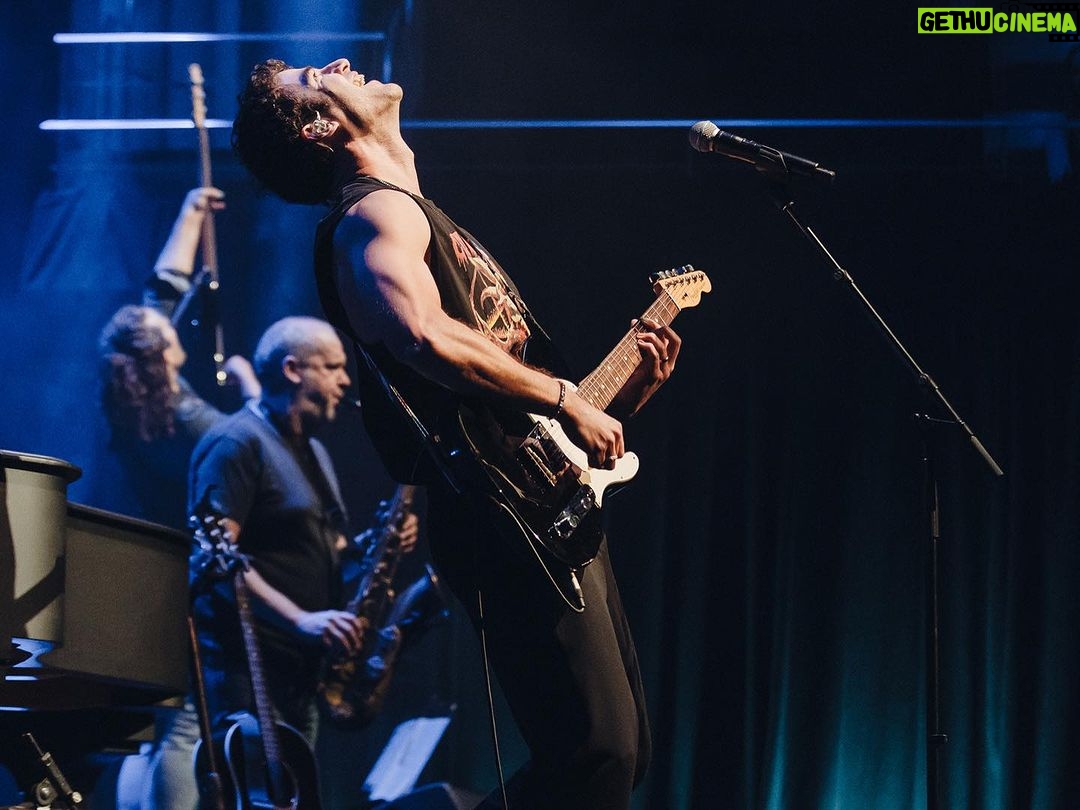 Darren Criss Instagram - Thank you for a bloody brilliant time, ๐ RADelaide ๐, ๐ค yes-we-f*kn CANberra๐ค, ๐ช Melbourne MAGIC ๐ช , ๐ฎ ยก Holy Hobart ! ๐ฎ , ๐ Superfox Sydney ๐ - Thank you for a bloody brilliant time. Left three weeks ago but still reeling. Y'all are a whole lotta BEEYOOTIFUL and I can't wait to come back to ๐ฆ๐บ soon!